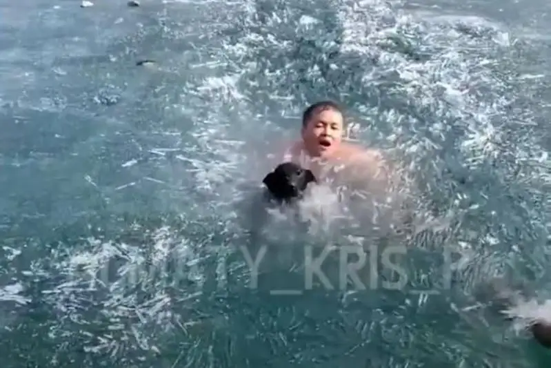 Мужчина спас провалившуюся под лед собаку на Кольсайских озерах