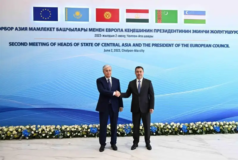 ҚР Президенти Марказий Осиё ва Европа Иттифоқи раҳбарларининг иккинчи учрашувида иштирок этиш учун «Конгресс-Холл» саройига келди