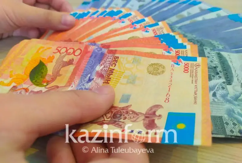 Порядок выплаты бонусов госслужащим утвердят в Казахстане