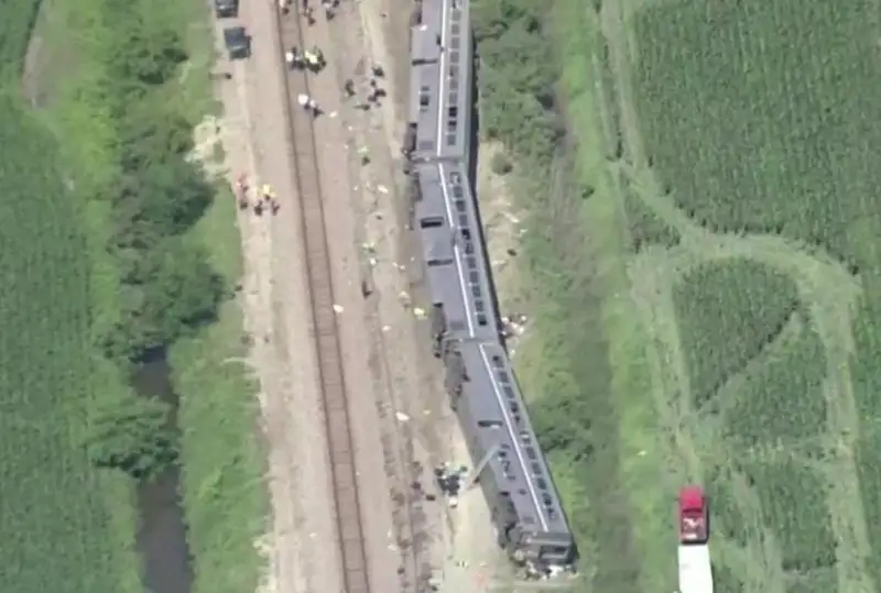 Три человека погибли при столкновении пассажирского поезда с грузовиком в США