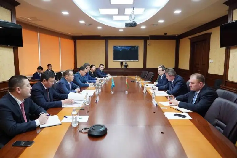 工业和基础设施发展部长会见白俄驻哈大使