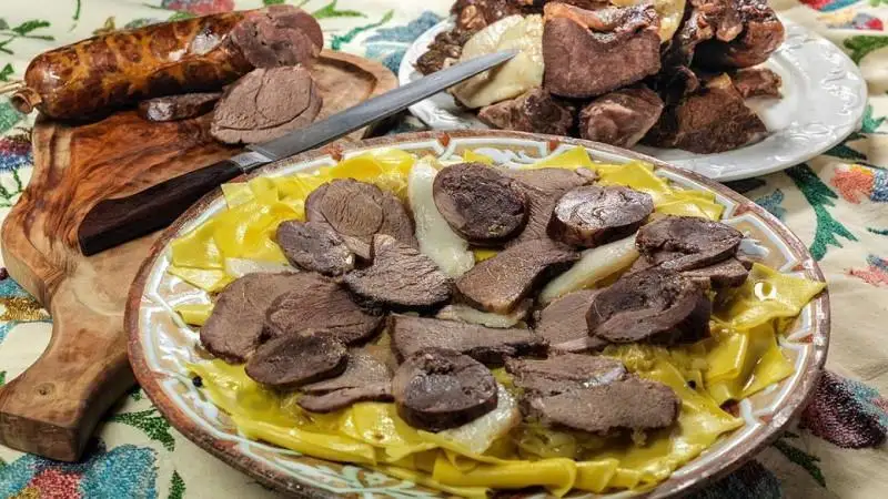 بەشبارماق، بەسبارماق، ەت. قازاقتىڭ ۇلتتىق تاعامى قالاي اتالعان؟