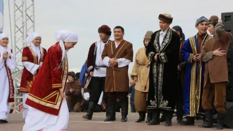 ۇلى بريتانيادا دا كەلىندەر قازاقتار سەكىلدى سالەم سالادى