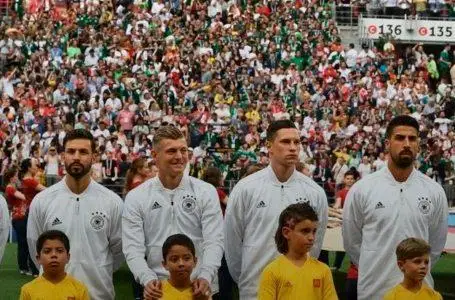 فۋتبولشىلار الاڭعا نەگە بالالارمەن شىعادى؟