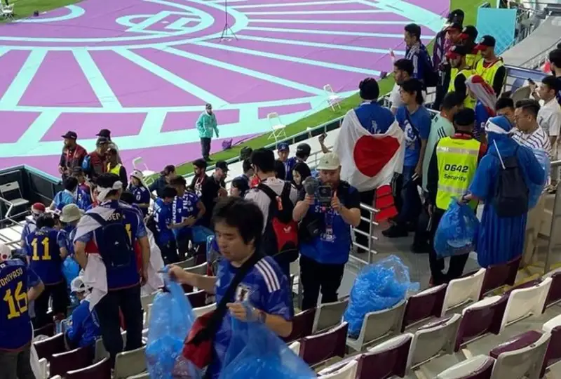 Qatar-2022: Japonııa jankúıerleri oıynnan soń stadıondy qoqystan tazartyp ketti