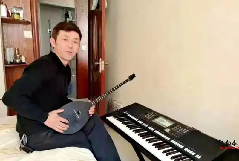 قىتايدا تۇراتىن قازاق تاستان دومبىرا جاساپ شىعاردى