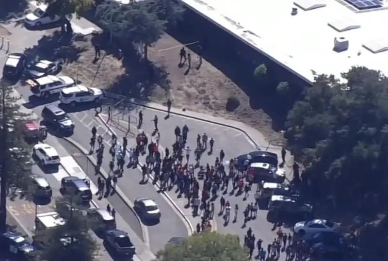 Калифорния мактабларидан бирида олти киши жароҳатланди