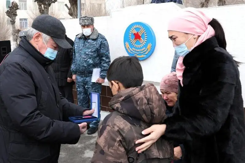 Қаҳрамонларча ҳалок бўлган таразлик полициячининг оиласига 3 хонали квартира берилди