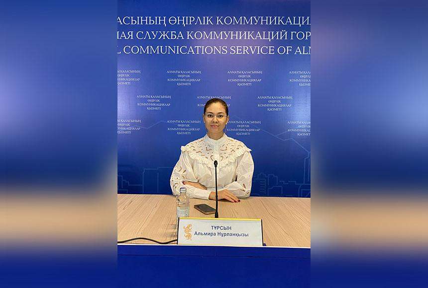 Жетілген лесбиянка фетиш жас лесбиянкалардың саусақтарын жалап, түкті кискаларды жалап жатқанын қара