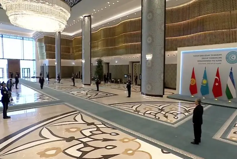 乌兹别克斯坦总统迎接托卡耶夫总统入场