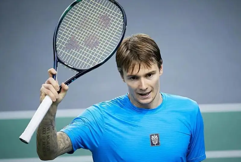 Теннисист Александр Бублик вышел в третий круг турнира во Франции