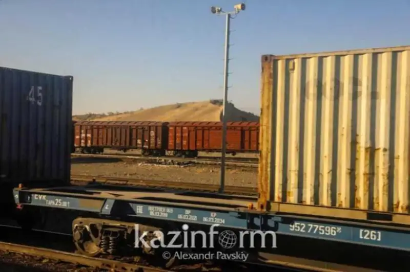 اقمولا وبلىسىندا جۇك پويىزى 32 جىلقىنى قاعىپ كەتتى