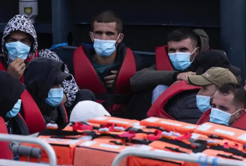 Йил бошидан буён Буюк Британияга 15 минг ноқонуний мигрант келган