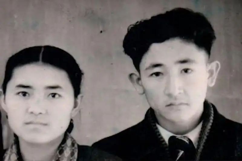 ءانشى قىزعا «عاشىق» بولىپ ولەڭ جازدى - تولەگەن ايبەرگەنوۆتىڭ جارىنىڭ ەستەلىگى