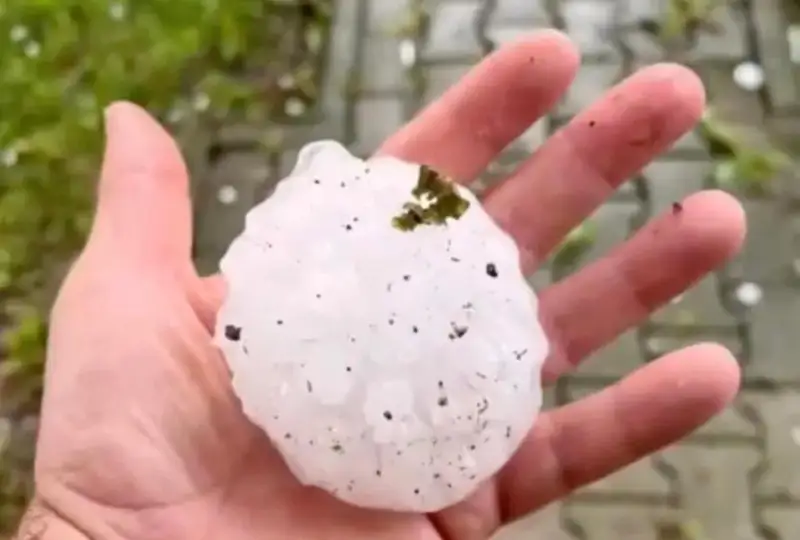 Италияда катталиги теннис тўпидек дўл ёғди, 110 киши жабрланди