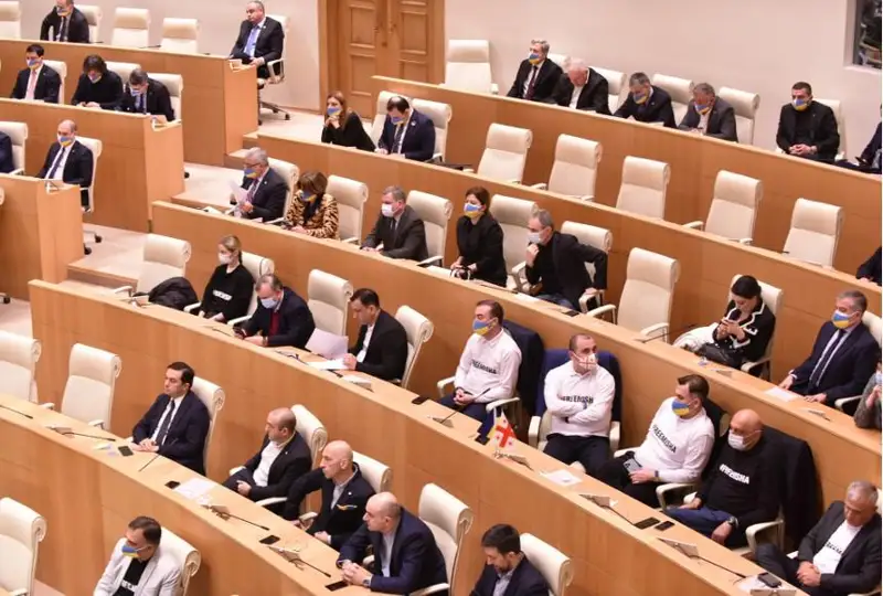 Грузияда иш жойига келмагани учун парламент депутатлари жаримага тортилди