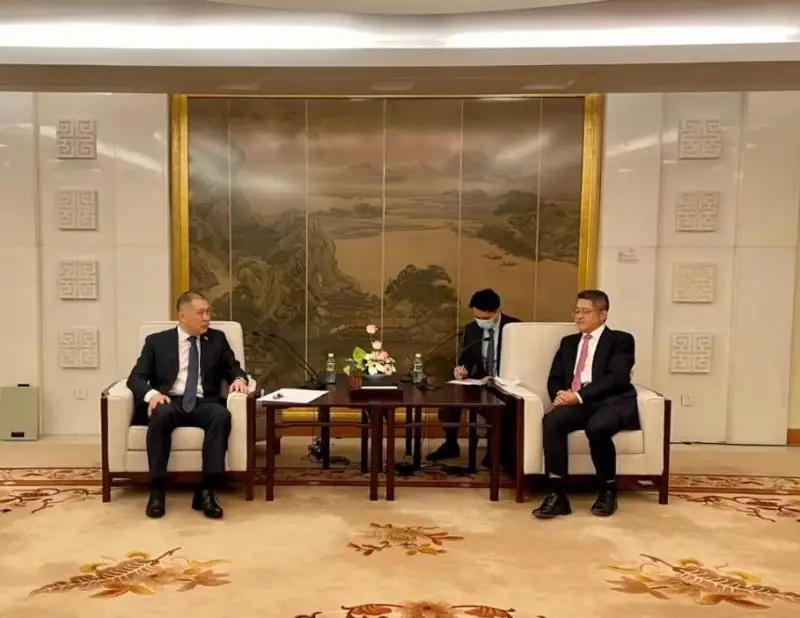 哈萨克斯坦驻华大使努雷舍夫同中国外交部副部长举行会见