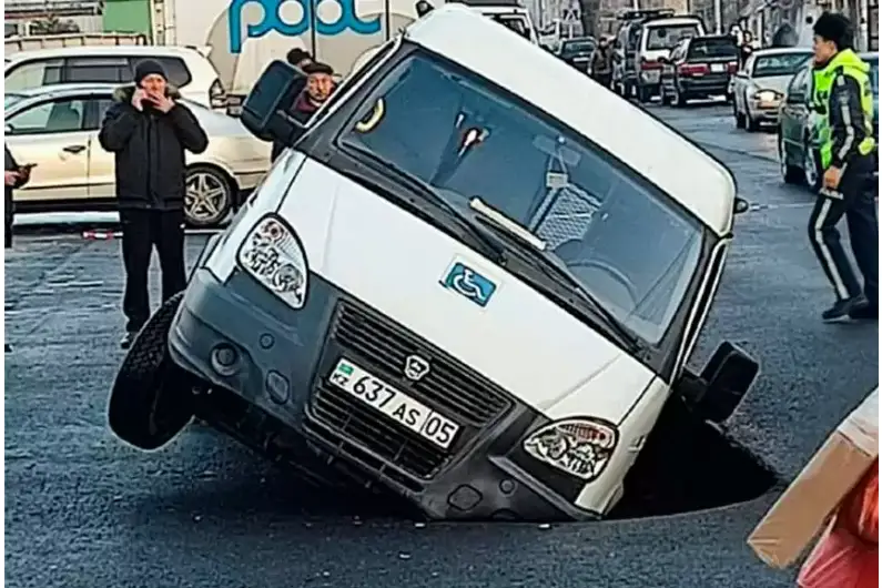 قونايەۆتا جاڭادان توسەلگەن اسفالت وپىرىلىپ، ىشىنە كولىك ءتۇسىپ كەتتى