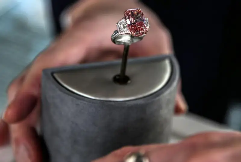 Розовый бриллиант был продан примерно за 60 млн долларов