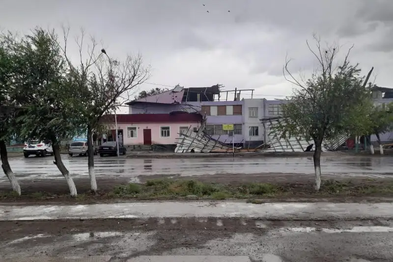 Сильный ветер снес крыши с домов в Кызылординской области