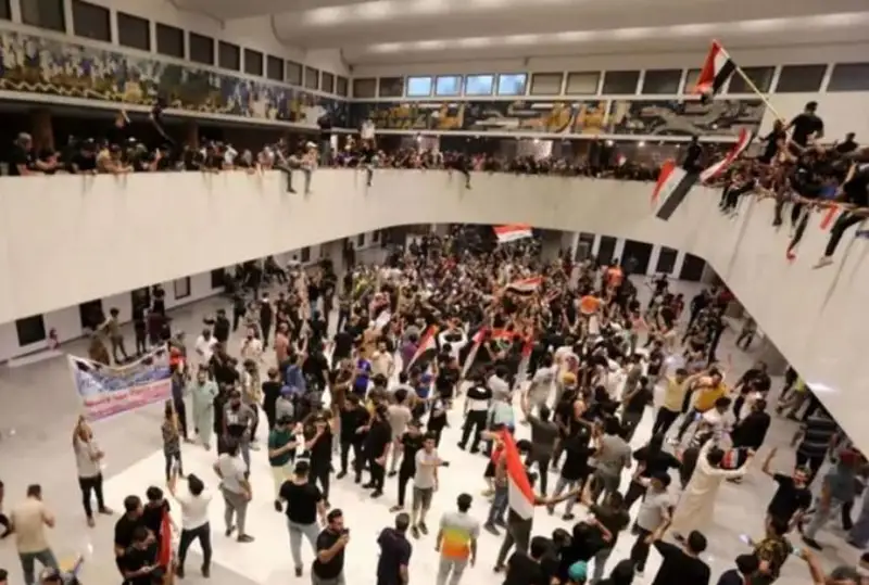 Ироқда намойишчилар парламентга бостириб киришди