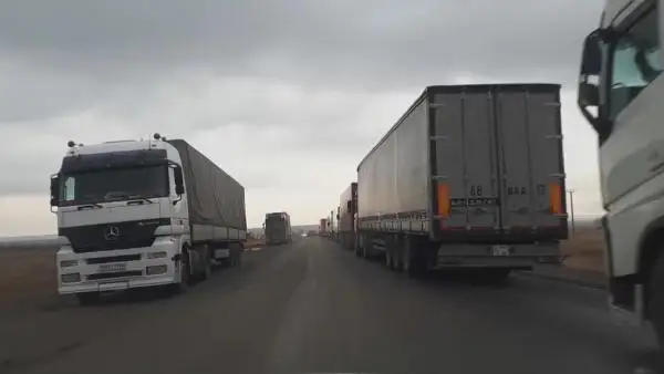 قازاقستاندىق جۇك كولىكتەر شەكارادا كەپتەلىپ تۇر