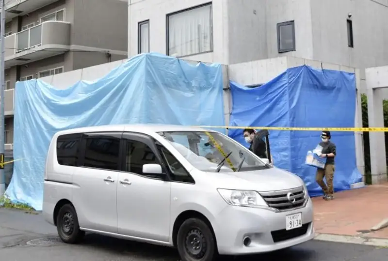 Япониялик шифокор эркак кишининг кесилган бошини видеога олган