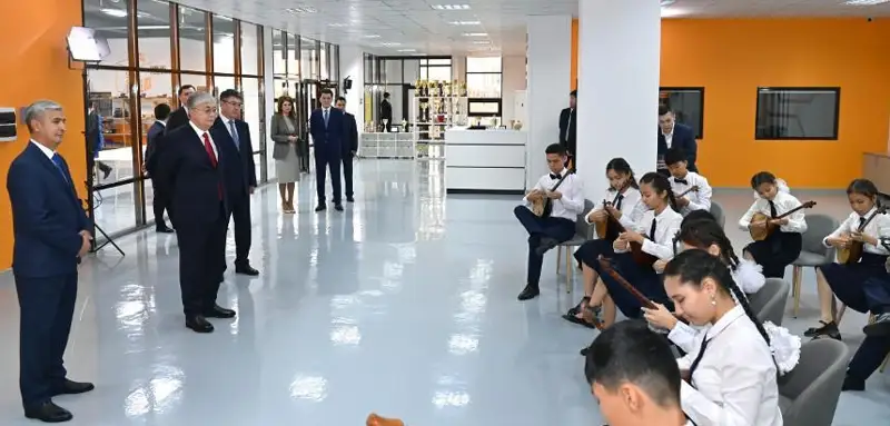 Президент Атирау шаҳридаги Абай номидаги марказга ташриф буюрди