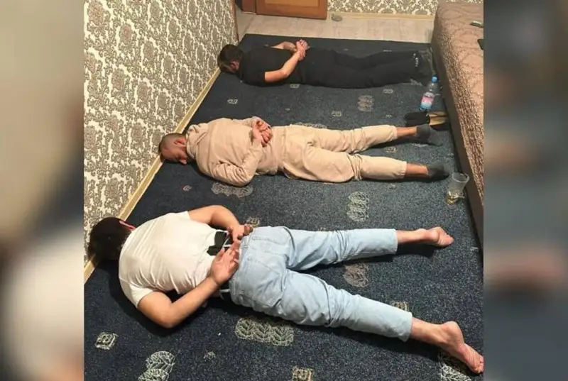 Тожикистон фуқаролари Алматида ўз ватандошини ўғирлаб, пул талаб қилишган