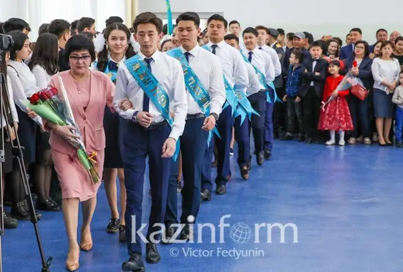 Бу йил Қозоғистонда 172 минг нафардан ортиқ битирувчи мактабни тамомлайди