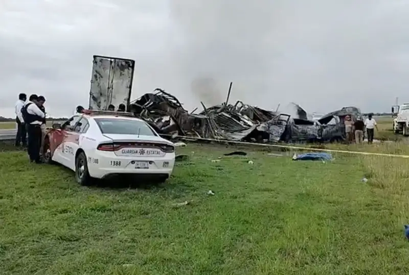 Мексикада юк машинаси ва фургоннинг тўқнашуви оқибатида 26 киши ҳалок бўлди