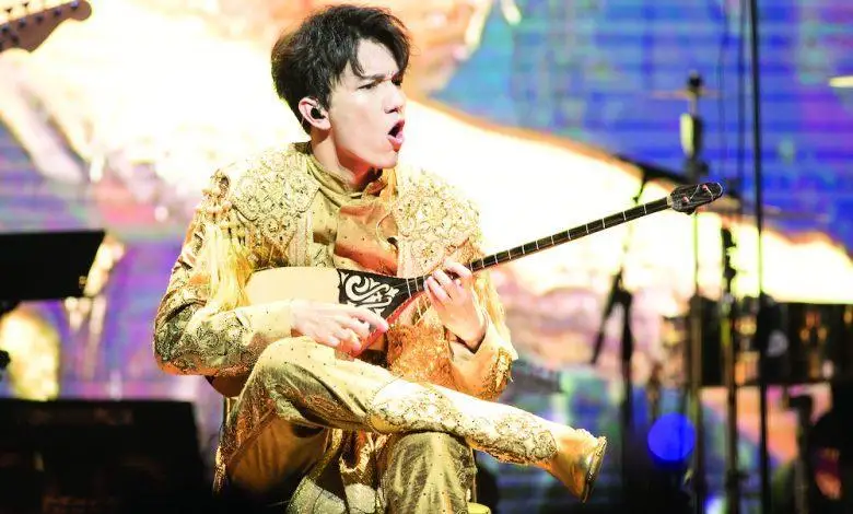 ديماش «قىتاي بولىپ بارا جاتقان» قازاق جاستارىن دا قۇتقاردى