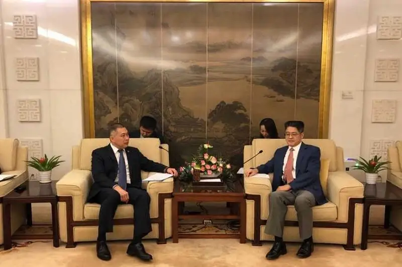 驻华大使努雷舍夫会见中国副外长乐玉成
