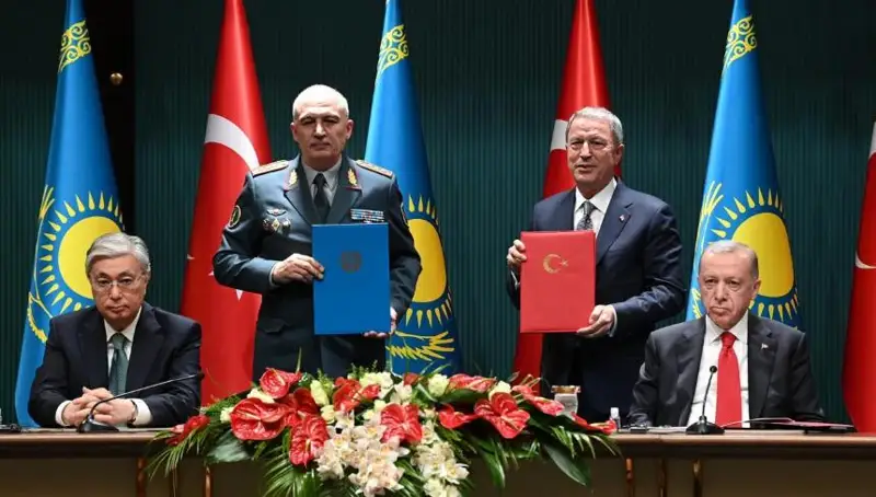 Qazaqstan men Túrkııa arasynda Áskerı yntymaqtastyq týraly kelisimge qol qoıyldy