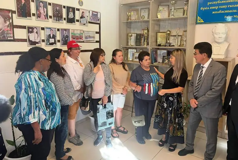 اقتوبەگە ءانشى ديماش قۇدايبەرگەننىڭ فاناتتارى كەلدى