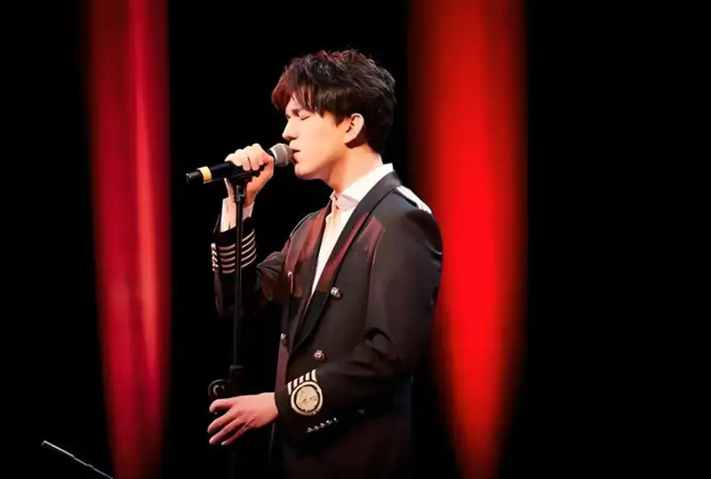 ميۋنحەن كونفەرەنسياسىنا قاتىسۋشىلار ديماشتىڭ ونەرىنە ورنىنان تۇرىپ شاپالاق ۇردى