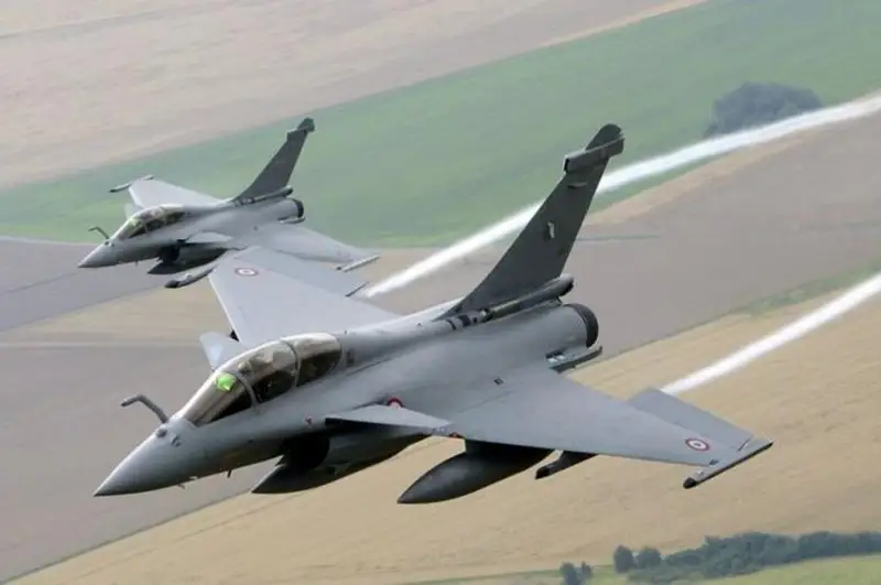 Қирувчи самолётлар Францияда бир нечта аҳоли пунктларини электрсиз қолдирди