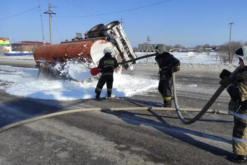 قاراعاندىدا كوشە بويىنا 2 توننا بەنزين توگىلدى