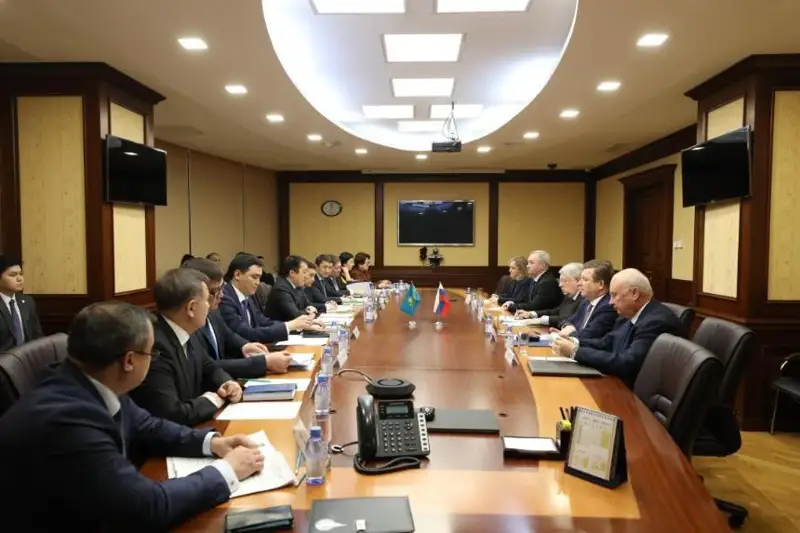 工基发展部长会见俄罗斯驻哈大使
