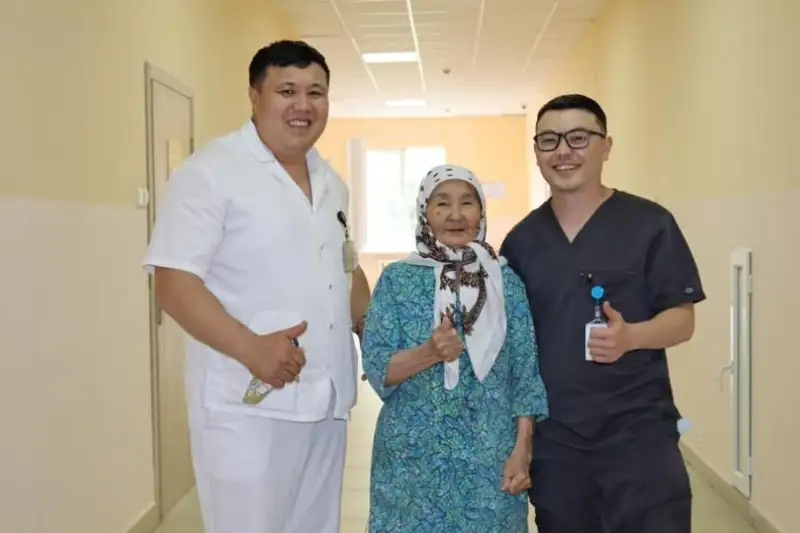 Алматида шифокорлар 80 ёшли онахоннинг миясига жуда мураккаб операция қилишди