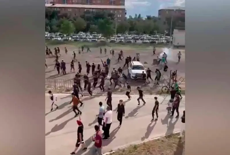 Футбольные болельщики подрались перед матчем в Атырау