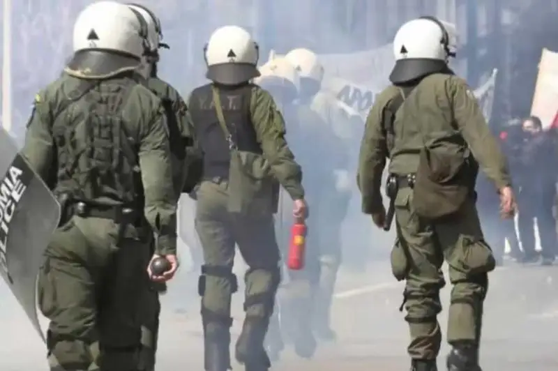 Грециядаги намойишлар натижаси полиция билан тўқнашувга олиб келди