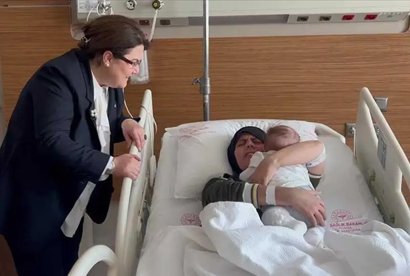 Туркияда зилзиладан қутқарилган чақалоқ икки ярим ойдан кейин онаси билан учрашди