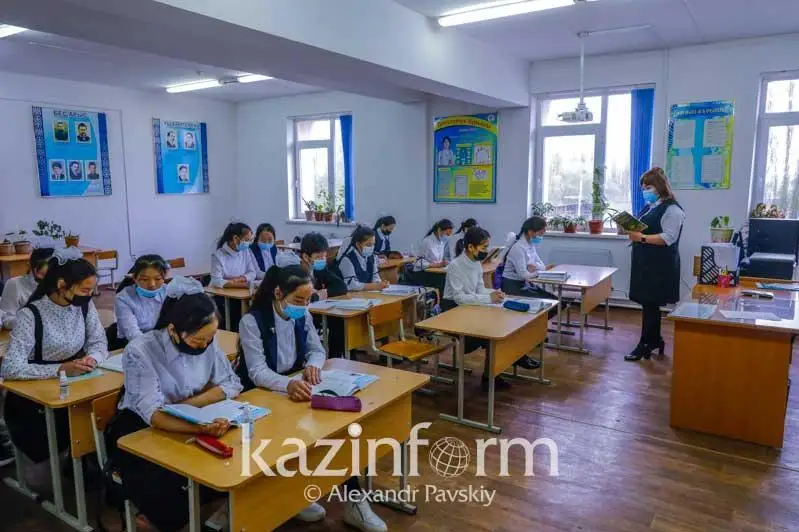 Қозоғистонда янги ўқув йилидан анъанавий таълимга ўтишга ҳозирлик кўрилади