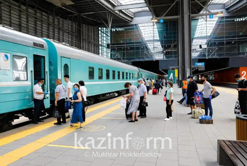 Бир йилда Қозоғистонда темир йўл орқали йўловчи ташиш 37 фоизга ошди