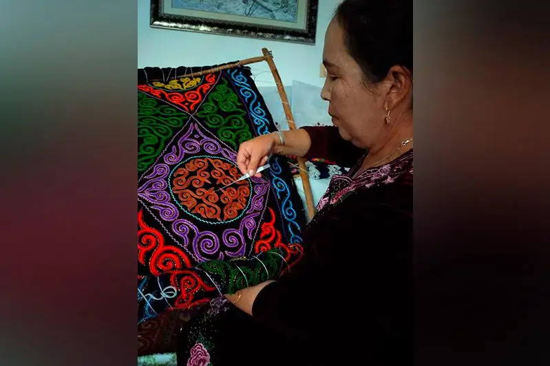 كەستەدەن كارتينا تىگەتىن ايەل: قولىمنان شىققان ءار تۋىندىنىڭ ماعىناسى بار