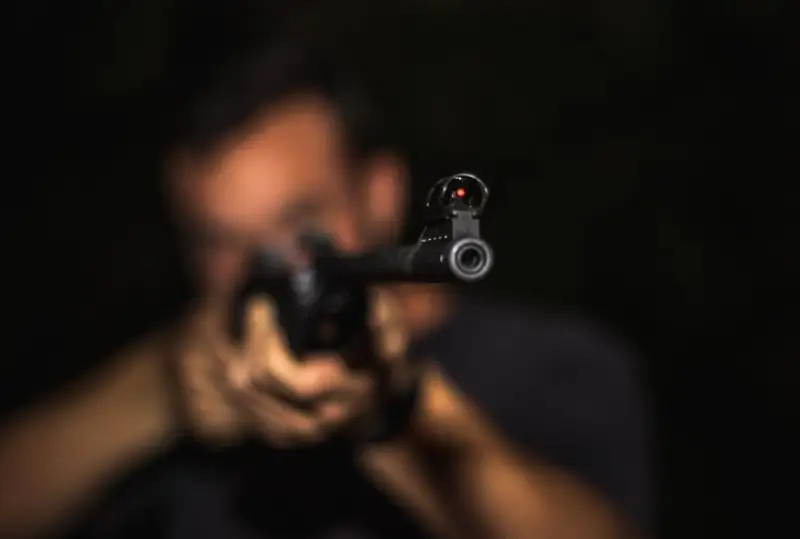 Фаластинлик йигит кафега келган тинч аҳолига қарата ўқ узган