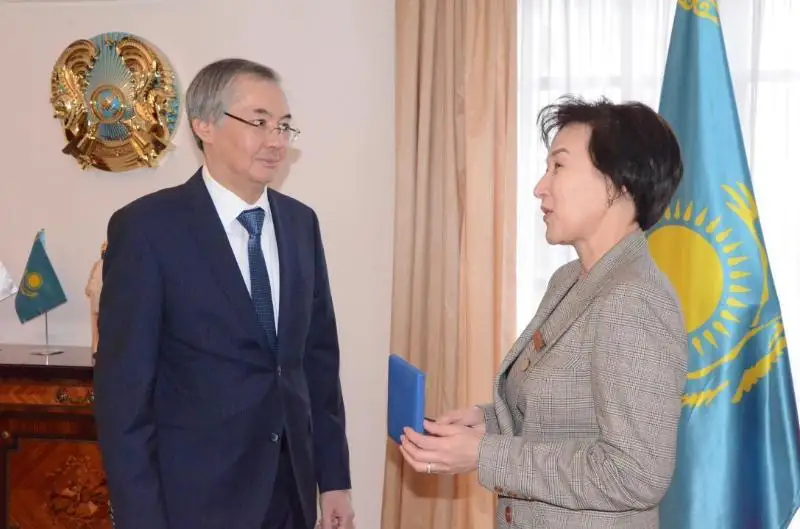 哈萨克斯坦大使向波兹南密茨凯维奇大学突厥学系教授颁发国家勋章