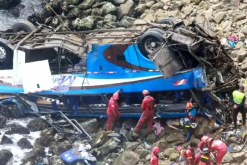 Перуда микроавтобус қоядан қулаши оқибатида 10 киши ҳалок бўлди