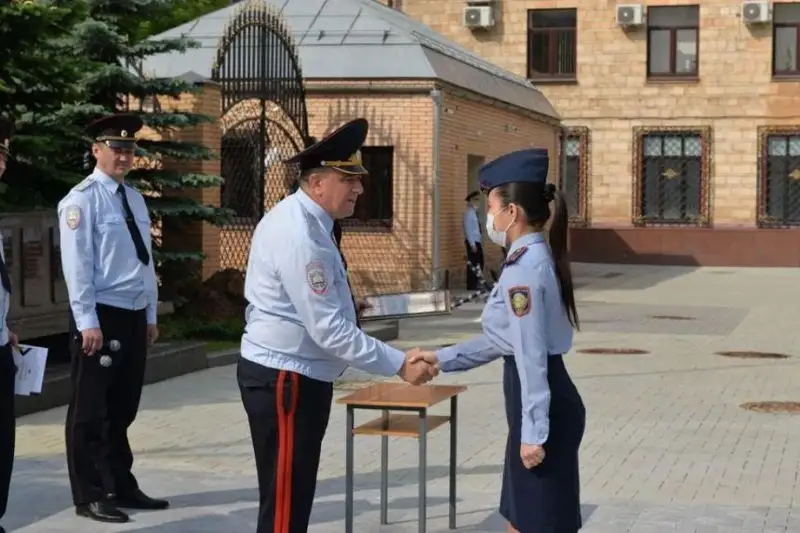 Máskeýde oqıtyn qazaqstandyq polıtseı kishkentaı balany apattan qutqaryp qaldy